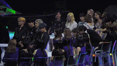 Khoảnh khắc hot tại lễ trao giải MGMA: Cậu út nhóm nhạc em trai BTS có hành động khiến mỹ nhân TWICE vừa mếu vừa cười - Ảnh 4.