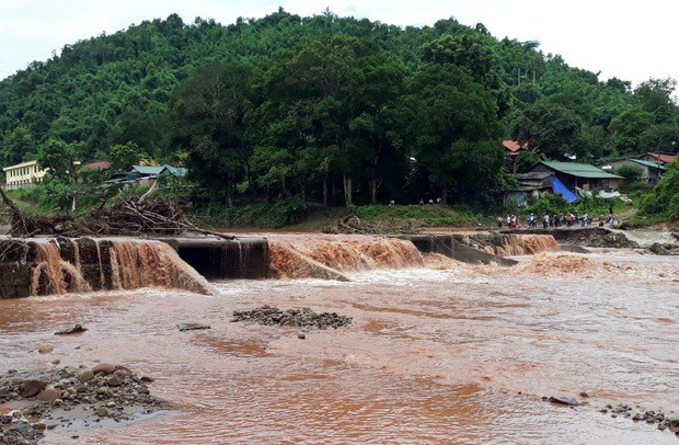 Mưa lũ cuốn trôi 2 em nhỏ Điện Biên, mới tìm được thi thể 1 em - Ảnh 1.