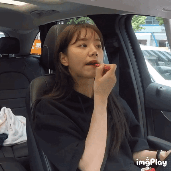 Thánh son mới nổi Hyeri: chưa kịp tô trát đã suýt được tráng miệng nguyên cây son - Ảnh 2.