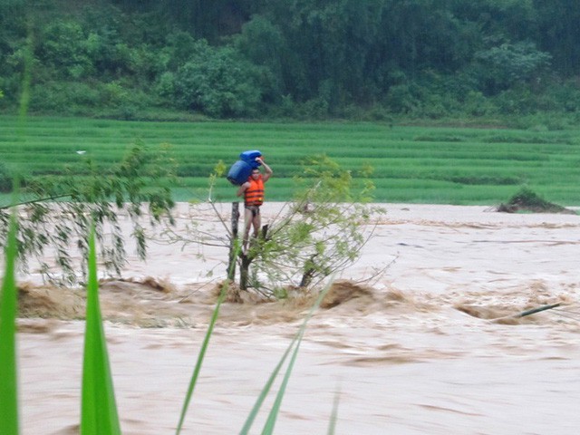 Cảm phục phút sinh tử của người hùng vượt lũ dữ cứu người giữa tâm bão số 3! - Ảnh 2.