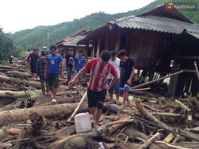 Bản Sa Ná tan hoang sau trận lũ quét kinh hoàng: 12 người vẫn đang mất tích, lực lượng chức năng tích cực vận chuyển đồ cứu hộ đến bản - Ảnh 1.