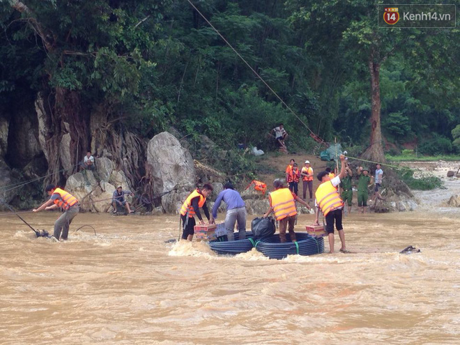 Bản Sa Ná tan hoang sau trận lũ quét kinh hoàng: 12 người vẫn đang mất tích, lực lượng chức năng tích cực vận chuyển đồ cứu hộ đến bản - Ảnh 12.