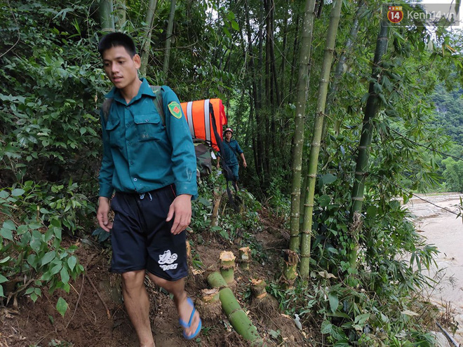 Bản Sa Ná tan hoang sau trận lũ quét kinh hoàng: 12 người vẫn đang mất tích, lực lượng chức năng tích cực vận chuyển đồ cứu hộ đến bản - Ảnh 7.