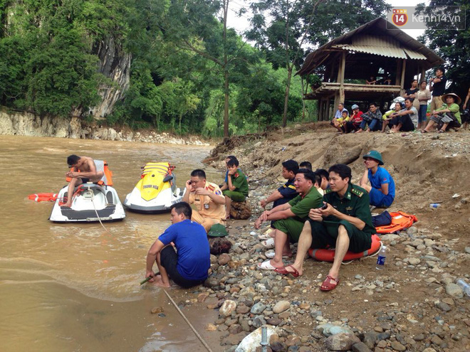 Bản Sa Ná tan hoang sau trận lũ quét kinh hoàng: 12 người vẫn đang mất tích, lực lượng chức năng tích cực vận chuyển đồ cứu hộ đến bản - Ảnh 10.