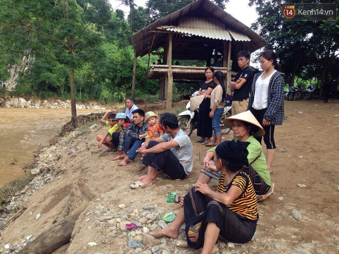 Bản Sa Ná tan hoang sau trận lũ quét kinh hoàng: 12 người vẫn đang mất tích, lực lượng chức năng tích cực vận chuyển đồ cứu hộ đến bản - Ảnh 2.