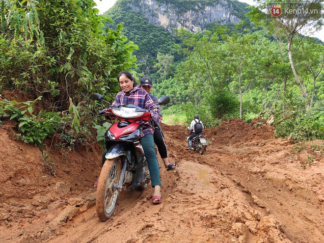 Bản Sa Ná tan hoang sau trận lũ quét kinh hoàng: 12 người vẫn đang mất tích, lực lượng chức năng tích cực vận chuyển đồ cứu hộ đến bản - Ảnh 3.