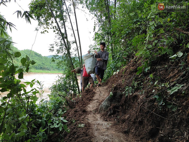 Bản Sa Ná tan hoang sau trận lũ quét kinh hoàng: 12 người vẫn đang mất tích, lực lượng chức năng tích cực vận chuyển đồ cứu hộ đến bản - Ảnh 5.