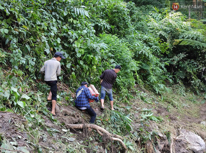 Bản Sa Ná tan hoang sau trận lũ quét kinh hoàng: 12 người vẫn đang mất tích, lực lượng chức năng tích cực vận chuyển đồ cứu hộ đến bản - Ảnh 6.