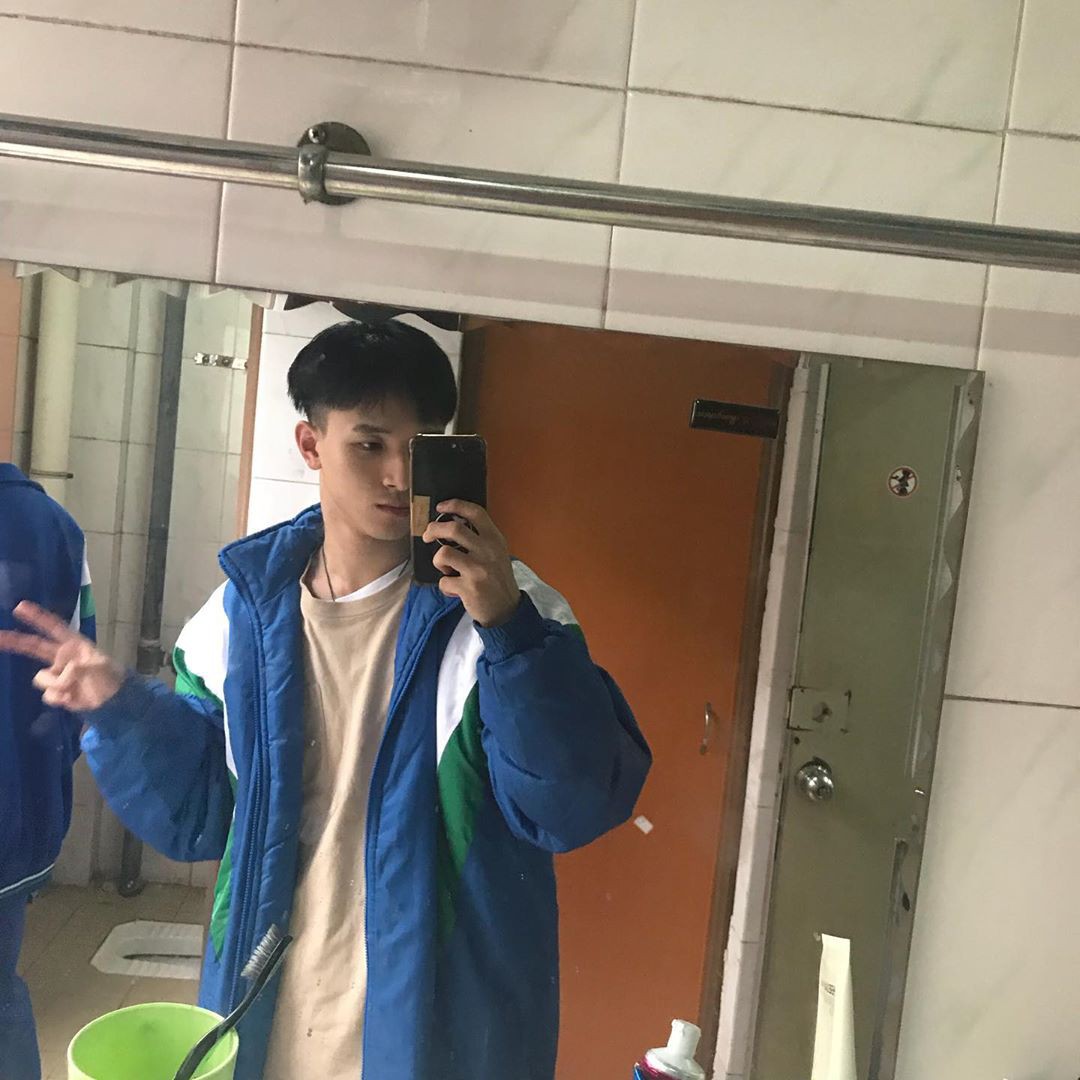 Visual sao Kpop khoe ảnh selfie trước gương