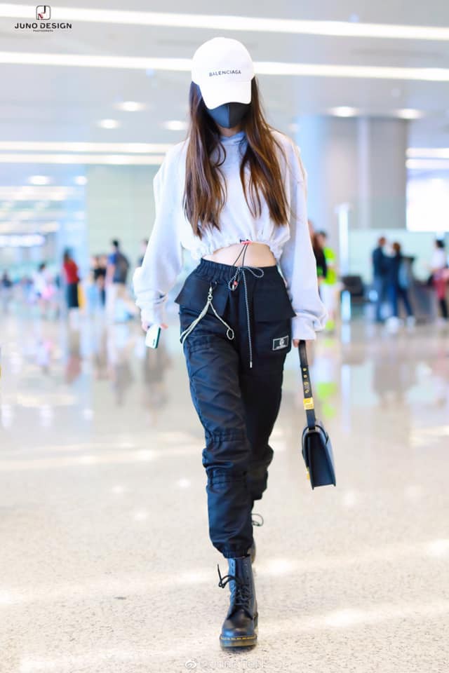 Tốn c&ocirc;ng l&ecirc;n đồ s&agrave;nh điệu, Angela Baby lại g&acirc;y &ldquo;tụt mood&rdquo; v&igrave; mặc &aacute;o c&ograve;n nguy&ecirc;n m&aacute;c lủng lẳng - Ảnh 3.