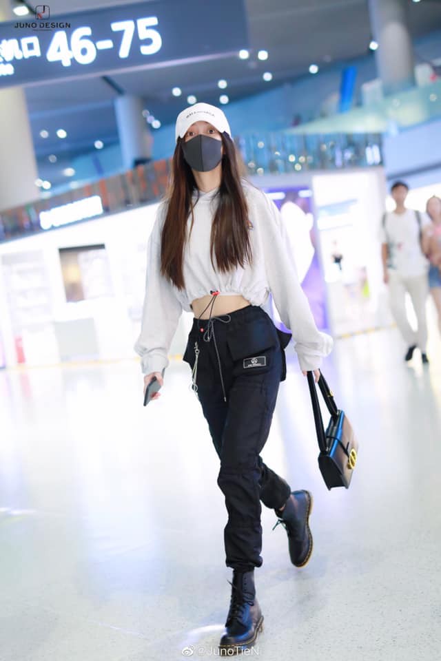 Tốn c&ocirc;ng l&ecirc;n đồ s&agrave;nh điệu, Angela Baby lại g&acirc;y &ldquo;tụt mood&rdquo; v&igrave; mặc &aacute;o c&ograve;n nguy&ecirc;n m&aacute;c lủng lẳng - Ảnh 2.