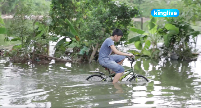 Clip: Hàng trăm hộ dân Hà Nội vẫn chật vật sống trong cảnh bì bõm lội nước sau 3 ngày mưa bão - Ảnh 3.