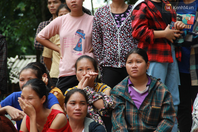 Tiếng khóc xé lòng tại bản Sa Ná: Người vợ, người mẹ lang thang khắp bờ sông ngóng tìm người thân mất tích trong cơn lũ dữ - Ảnh 12.