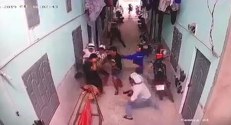 Camera ghi cảnh nh&oacute;m thanh ni&ecirc;n v&acirc;y ch&eacute;m người ở B&igrave;nh Dương - Ảnh 2.