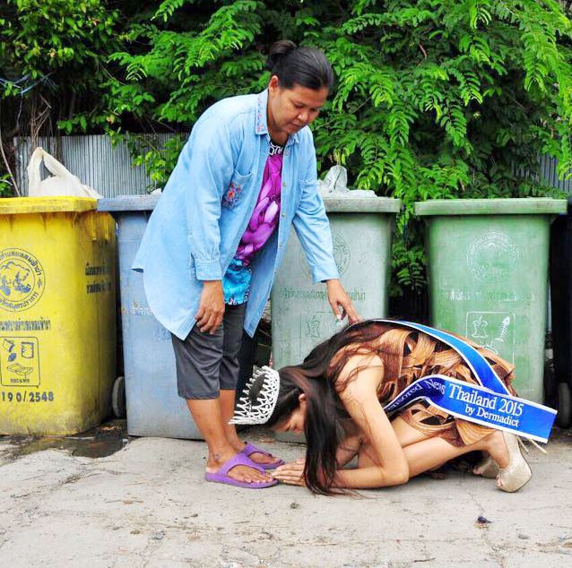 Khi Hoa hậu đội vương miện quỳ lạy cha mẹ: Lòng hiếu thảo của một người con và nét đẹp văn hóa tại đất nước Thái Lan - Ảnh 1.