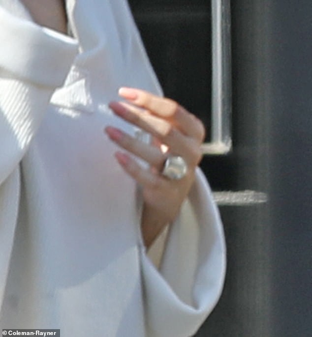 Tình cũ The Weeknd vừa chia tay, Selena Gomez đã gây chú ý với chiếc nhẫn siêu to khổng lồ trên ngón tay áp út - Ảnh 2.