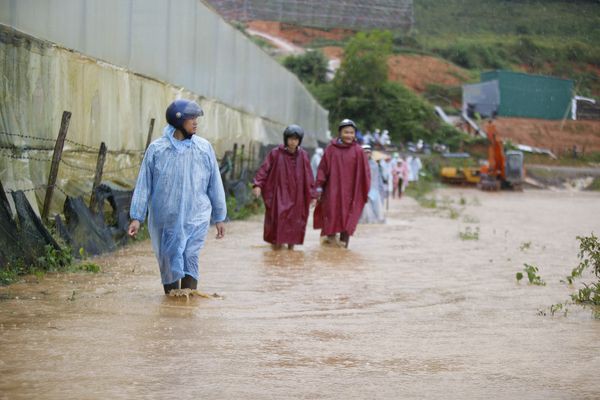 Mưa lớn gây ngập chưa từng có, 10 người lớn cùng trẻ em bị mắc kẹt trong biển nước tại Lâm Đồng - Ảnh 4.