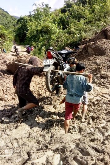 Thanh Hóa: Cận cảnh cung đường đến trường của giáo viên sau mưa lũ ở Mường Lát - Ảnh 1.