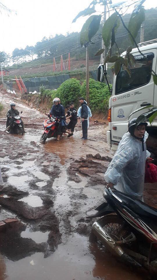 Nhiều người sốc nặng không nhận ra đây là Đà Lạt vì chìm trong biển nước, lật đật bỏ ngay tour du lịch vào cuối tuần này - Ảnh 13.