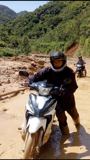 Thanh Hóa: Cận cảnh cung đường đến trường của giáo viên sau mưa lũ ở Mường Lát - Ảnh 3.