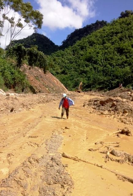 Thanh Hóa: Cận cảnh cung đường đến trường của giáo viên sau mưa lũ ở Mường Lát - Ảnh 5.