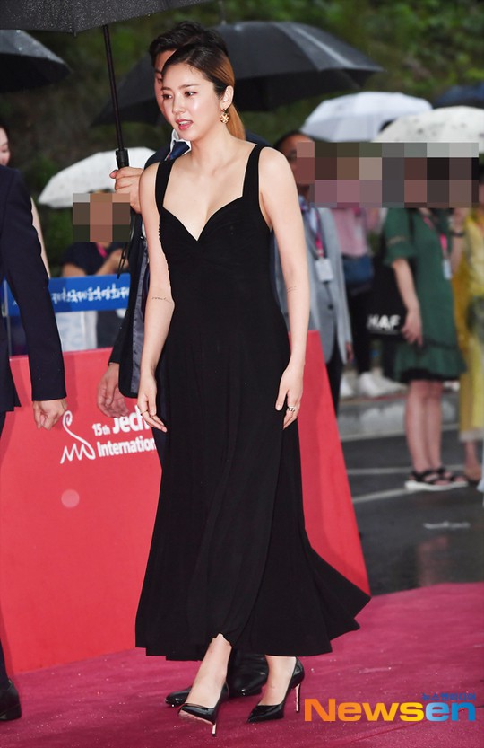 Thảm đỏ quy tụ dàn sao Hàn quyền lực: Yoon Eun Hye trở lại xuất sắc, Krystal đẹp ngút ngàn bất chấp đầm sến sẩm - Ảnh 10.