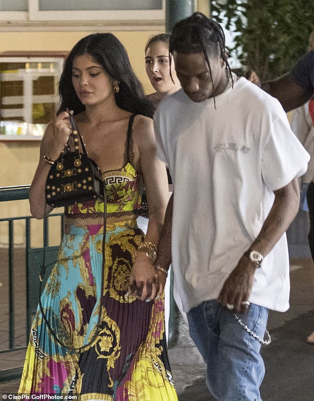 Kylie Jenner dạo phố mà cũng lên đồ như bà hoàng, gây chú ý nhất là vòng 1 khủng bị o ép như muốn nhảy ra ngoài - Ảnh 4.