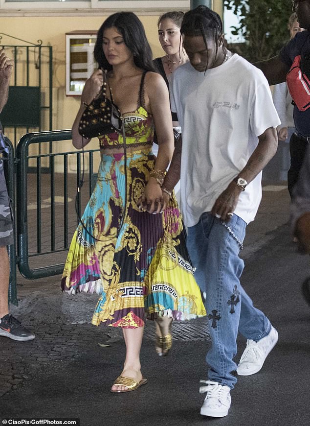 Kylie Jenner dạo phố mà cũng lên đồ như bà hoàng, gây chú ý nhất là vòng 1 khủng bị o ép như muốn nhảy ra ngoài - Ảnh 5.