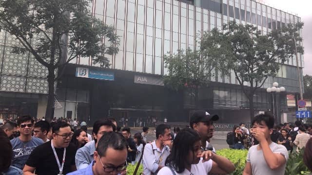 Toà nhà Sài Gòn Center bốc khói nghi ngút, hàng trăm người dân tháo chạy tán loạn - Ảnh 4.