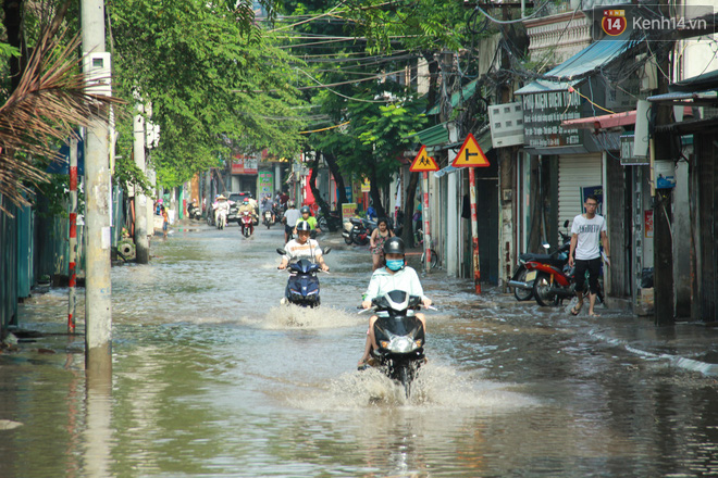 Ảnh: Hà Nội mưa lớn trong đêm khiến nhiều tuyến phố biến thành sông, người dân vất vả di chuyển - Ảnh 15.