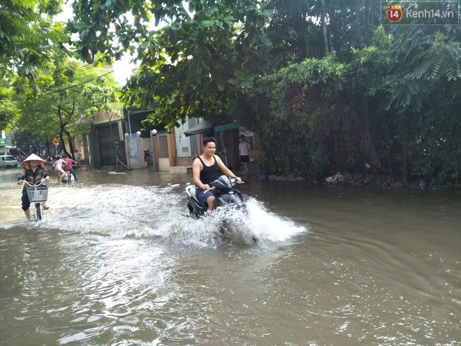 Ảnh: Hà Nội mưa lớn trong đêm khiến nhiều tuyến phố biến thành sông, người dân vất vả di chuyển - Ảnh 14.