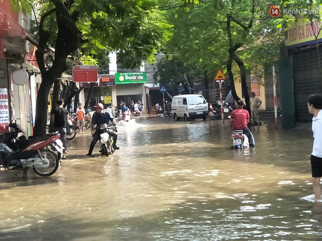 Ảnh: Hà Nội mưa lớn trong đêm khiến nhiều tuyến phố biến thành sông, người dân vất vả di chuyển - Ảnh 13.