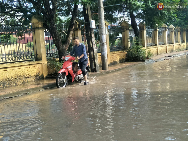 Ảnh: Hà Nội mưa lớn trong đêm khiến nhiều tuyến phố biến thành sông, người dân vất vả di chuyển - Ảnh 12.