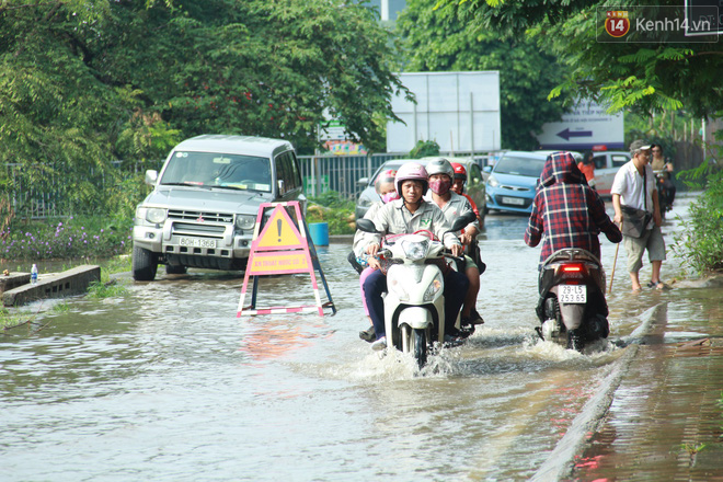 Ảnh: Hà Nội mưa lớn trong đêm khiến nhiều tuyến phố biến thành sông, người dân vất vả di chuyển - Ảnh 5.