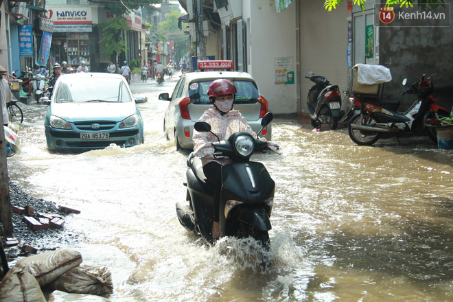 Ảnh: Hà Nội mưa lớn trong đêm khiến nhiều tuyến phố biến thành sông, người dân vất vả di chuyển - Ảnh 6.