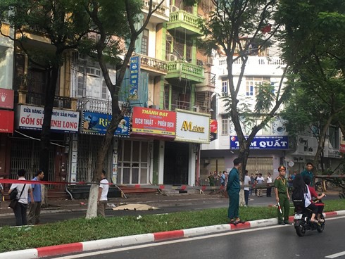 Hà Nội: Cây bất ngờ đổ trên đường Trần Đăng Ninh khiến 1 người tử vong - Ảnh 1.