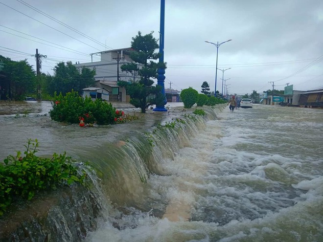 Phú Quốc ngập lịch sử, nghìn người vật lộn trong trận đại hồng thủy - Ảnh 2.