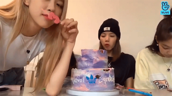Sao Hàn ngày 1422022 Rosé BLACKPINK khoe món quà sinh nhật ngọt ngào  từ bạn thân Hyeri  Sinh nhật Quà sinh nhật Sao