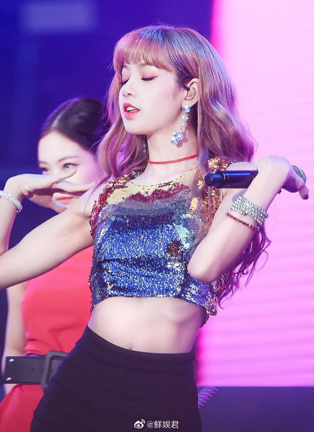 Đẳng cấp v&ograve;ng eo 51cm của Lisa: d&ugrave;ng băng đ&ocirc; l&agrave;m thắt lưng vẫn vừa, eo b&eacute; tẹo nhưng stylist sửa đồ đỉnh cao chẳng lộ vết t&iacute;ch - Ảnh 6.