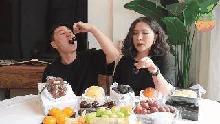 Choáng với màn mukbang của nhà Kiên Hoàng - Heo Mi Nhon: ăn hoa quả thôi mà giá trị bằng cả cái xe máy, riêng 1 chùm nho đã... 13 triệu - Ảnh 6.