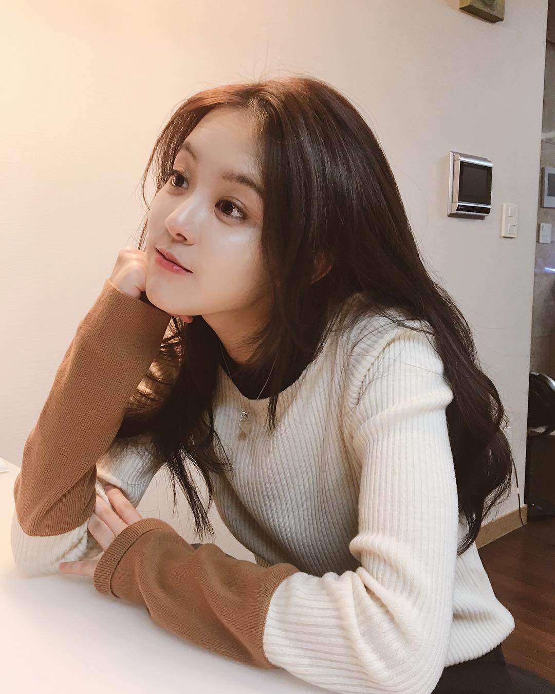 Ph&aacute;t sốt nhan sắc cực phẩm của anh chị em nh&agrave; c&aacute;c th&agrave;nh vi&ecirc;n BLACKPINK: Kh&ocirc;ng l&agrave;m minh tinh đ&uacute;ng l&agrave; ph&iacute; ho&agrave;i! - Ảnh 2.