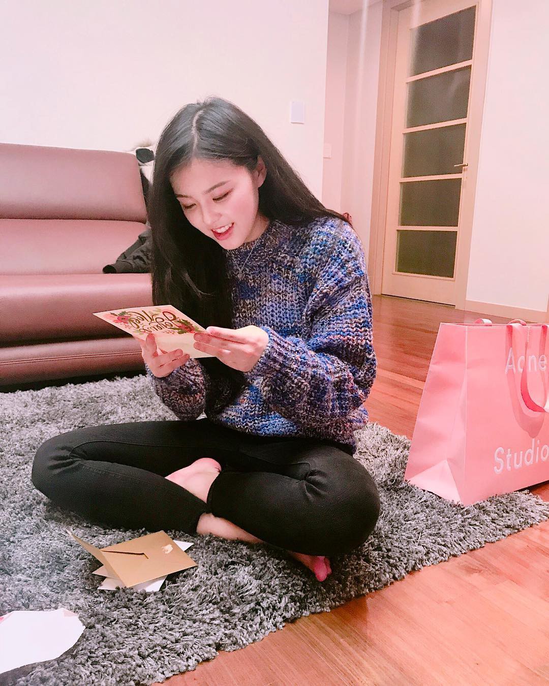 Ph&aacute;t sốt nhan sắc cực phẩm của anh chị em nh&agrave; c&aacute;c th&agrave;nh vi&ecirc;n BLACKPINK: Kh&ocirc;ng l&agrave;m minh tinh đ&uacute;ng l&agrave; ph&iacute; ho&agrave;i! - Ảnh 3.