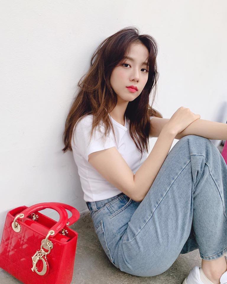 Ph&aacute;t sốt nhan sắc cực phẩm của anh chị em nh&agrave; c&aacute;c th&agrave;nh vi&ecirc;n BLACKPINK: Kh&ocirc;ng l&agrave;m minh tinh đ&uacute;ng l&agrave; ph&iacute; ho&agrave;i! - Ảnh 8.