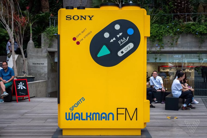 Tròn 40 năm ngày ra đời máy nghe nhạc Sony Walkman - huyền thoại mà giới trẻ 10x sẽ không bao giờ thấy lại - Ảnh 2.