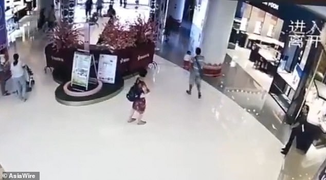 Đi mua sắm c&ugrave;ng b&agrave;, b&eacute; g&aacute;i 1 tuổi v&ocirc; duy&ecirc;n v&ocirc; cớ bị người lạ đ&aacute; bay như t&uacute;i r&aacute;c, d&acirc;n mạng phẫn nộ đ&ograve;i t&igrave;m cho ra t&ecirc;n c&ocirc;n đồ - Ảnh 2.