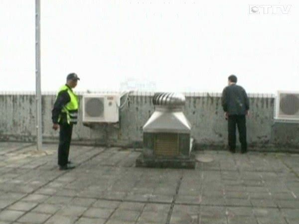 Vụ mất tích bí ẩn chấn động Đài Loan: Mẹ ôm con vào thang máy cởi áo khoác và giày rồi lao ra ngoài biến mất suốt 11 năm - Ảnh 5.