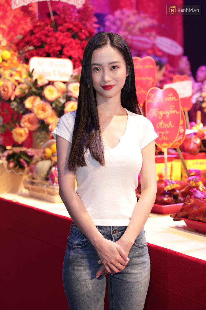 Jun Vũ, Linh Ka xuất hiện rạng rỡ cùng dàn nghệ sĩ thành kính dâng hương cúng Tổ nghề tại sân khấu Thế giới trẻ - Ảnh 1.