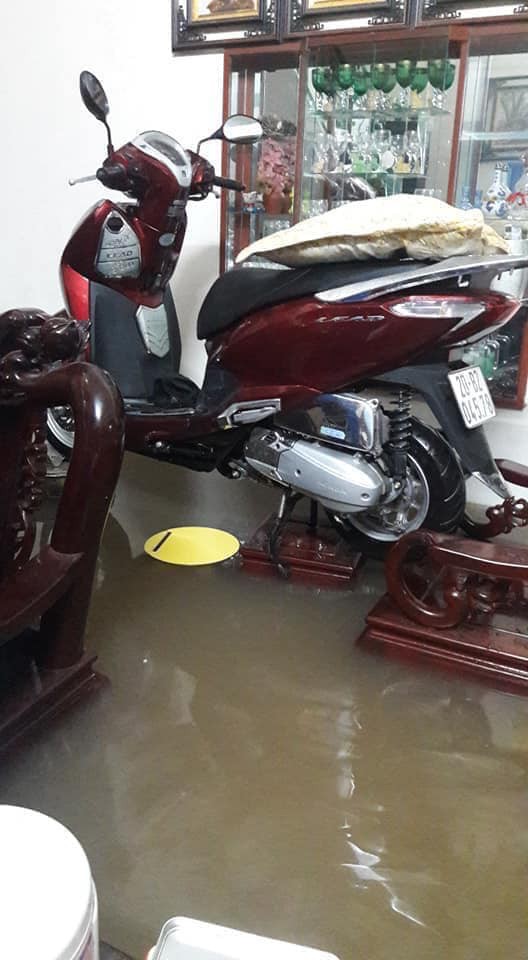 Th&aacute;i Nguy&ecirc;n ngập s&acirc;u sau trận mưa lớn, nhiều nh&agrave; cửa, &ocirc; t&ocirc; bị nước mưa nhấn ch&igrave;m - Ảnh 10.