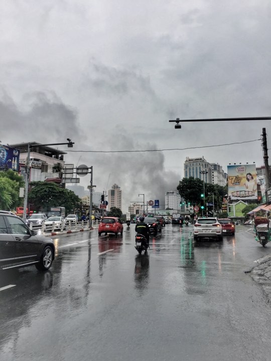 Hà Nội: Cháy lớn tại căn nhà 5 tầng trên phố Núi Trúc, nam thanh niên 17 tuổi mắc kẹt được giải cứu kịp thời - Ảnh 3.