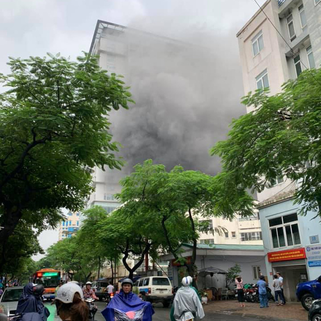 Hà Nội: Cháy lớn tại căn nhà 5 tầng trên phố Núi Trúc, nam thanh niên 17 tuổi mắc kẹt được giải cứu kịp thời - Ảnh 2.